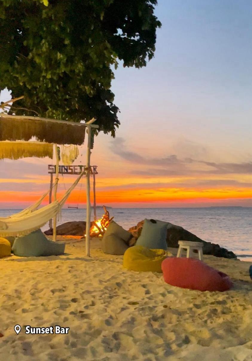 Loyal Friend Hostel Karimunjawa Exterior foto